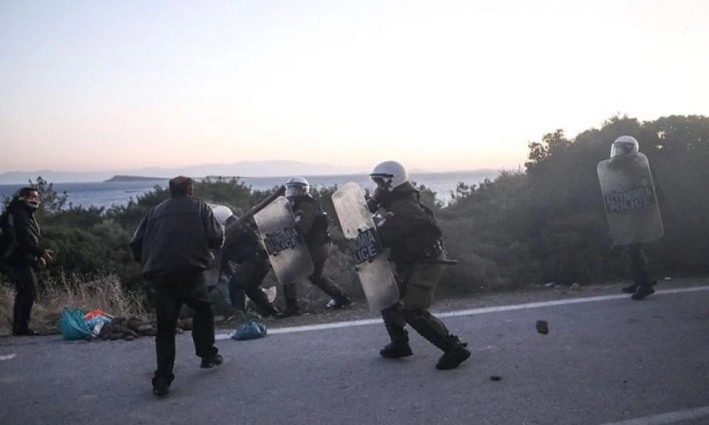 Χωρίς τέλος τα επεισόδια στην Χίο: Μια γυναίκα στο νοσοκομείο